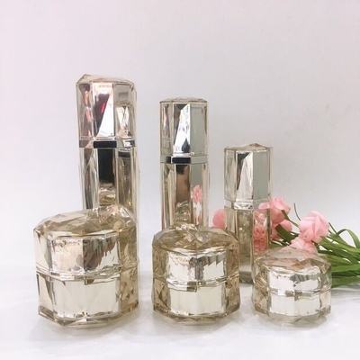 Matériau de corps en acrylique PP Bouteilles cosmétiques en plastique rond pour solution d'emballage de baume à lèvres